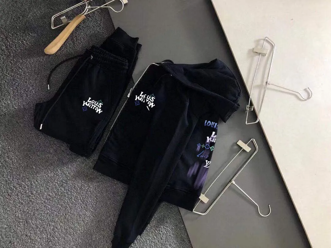 🅿️420 [LV Louis Vuitton] (Fat Man Gospel) hot-selling suit is coming. Focus on the original version of the official website. 2025 new hot-selling cardigan sweater suit. The original order is the best. 🇭🇰The meticulous work of top designers is dedicated to a fitting and perfect upper body effect. All-natural high-quality Roman cotton 100%, close-fitting comfort, noble and elegant! Original hardware embodies elegance and nobility! Counter size: M-5XL (maximum wear up to 220 pounds)